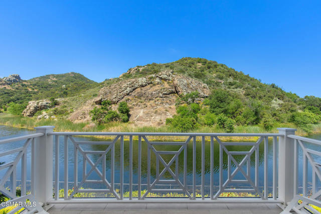 2385 Calbourne Court, Lake Sherwood CA: https://media.crmls.org/mediaz/0cf17c92-5a49-4517-988a-d9e172947308.jpg