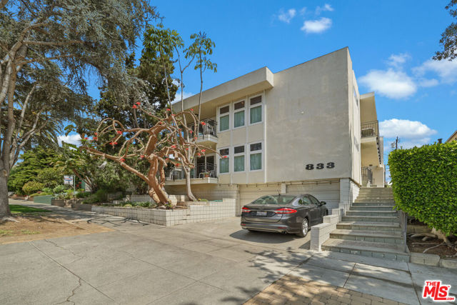 833 15th Street, Santa Monica CA: https://media.crmls.org/mediaz/0cf17f11-a66c-45ed-ba07-e382df681f5a.jpg