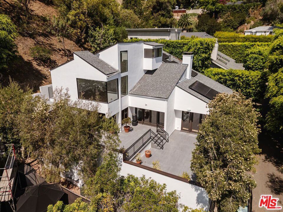 1355 Bobolink Place — Contemporary
