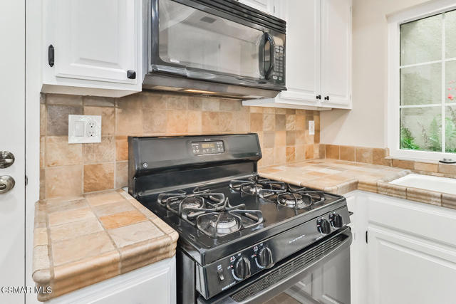 388 Country Club Drive, Simi Valley CA: https://media.crmls.org/mediaz/0cf2e651-e336-4b03-a69b-82bf0ae0e4e8.jpg