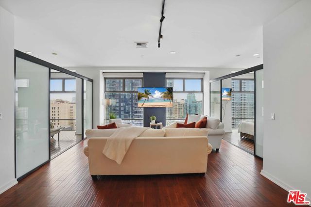 801 S Grand Avenue, Los Angeles CA: https://media.crmls.org/mediaz/0cf3e997-db0e-4cff-a72c-f108a0ac917a.jpg