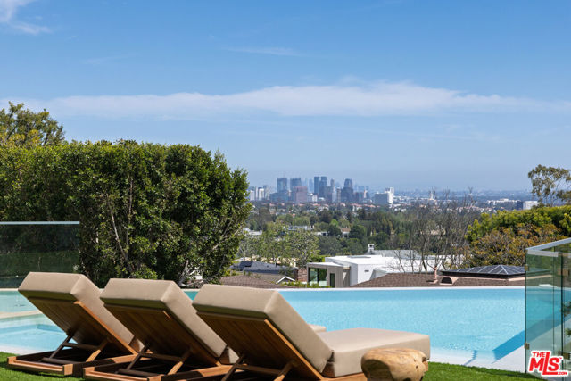 1682 San Onofre Drive, Pacific Palisades CA: https://media.crmls.org/mediaz/0cf3efdd-3982-46e9-9fb3-19797f08ed0a.jpg
