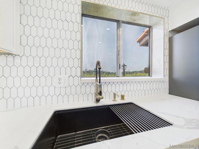 670 Bel Air Dr W, Vista CA: https://media.crmls.org/mediaz/0cf4f3b0-2669-4bec-983b-d63e5a8cee63.jpg