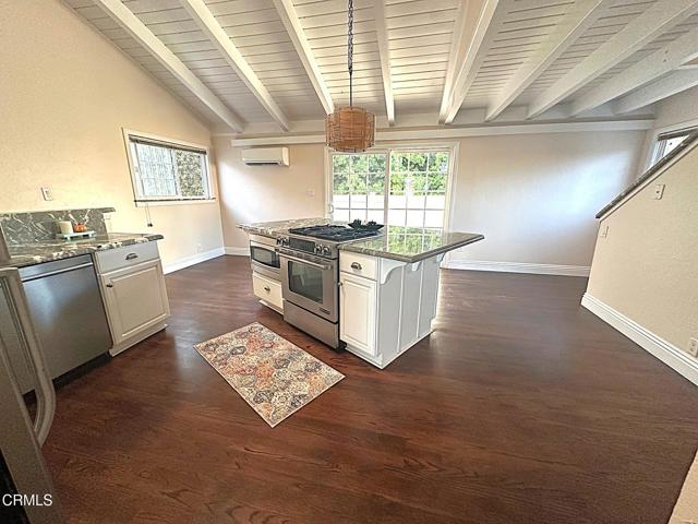 Detail Gallery Image 10 of 26 For 999 Waterbury Ln, Ventura,  CA 93001 - 4 Beds | 3 Baths