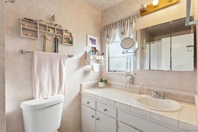 1007 Genie Ln, Cardiff by the Sea CA: https://media.crmls.org/mediaz/0cf5652b-36cc-4a1d-8929-c62b6c168c62.jpg