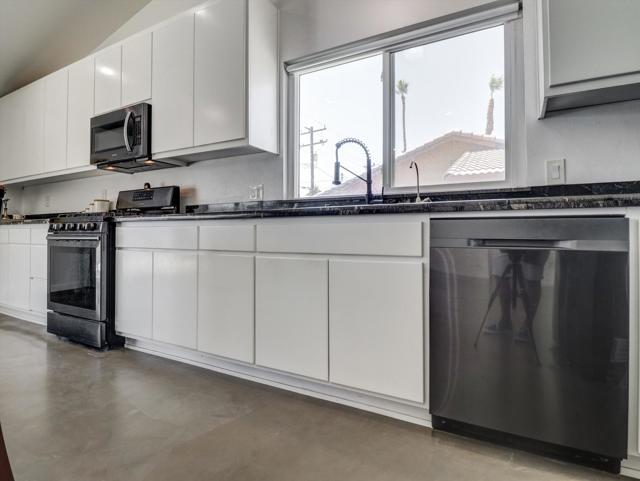 27420 Avenida Quintana, Cathedral City CA: https://media.crmls.org/mediaz/0cf7e136-3f37-43b2-9e1f-1026927c1c6c.jpg