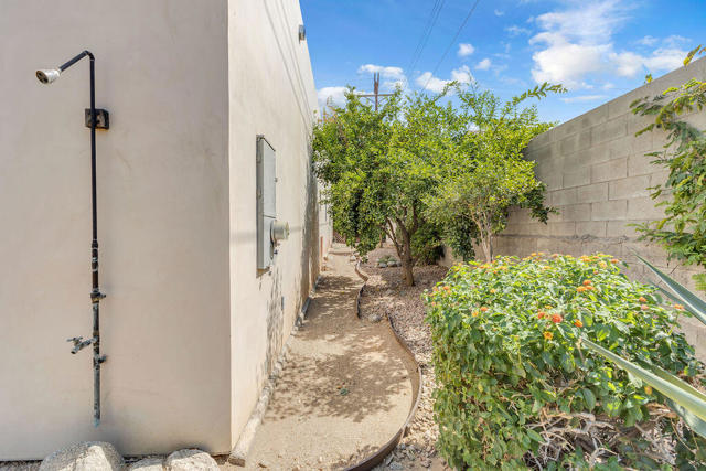 53945 Eisenhower Drive, La Quinta CA: https://media.crmls.org/mediaz/0cf7e4ee-b655-43b6-97f6-1b594c335bac.jpg