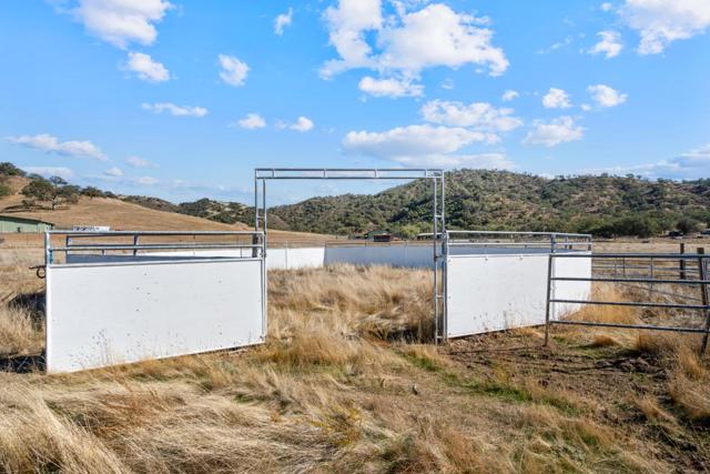 20101 Panoche Road, Paicines CA: https://media.crmls.org/mediaz/0cf82bb8-e99f-4479-be6a-450547156115.jpg