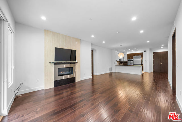 1318 Roxbury Drive, Los Angeles CA: https://media.crmls.org/mediaz/0cf8dba0-d3ae-4c78-a757-27250adba9f5.jpg