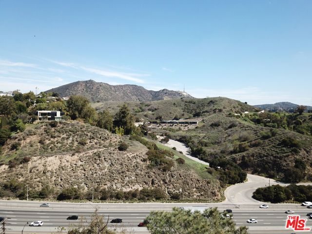 2925 N Park Center Drive, Los Angeles CA: https://media.crmls.org/mediaz/0cfafc17-b8c4-47db-9be3-ef912e2b7eb0.jpg