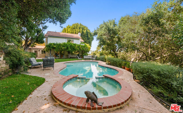 10900 Terryview Drive, Studio City CA: https://media.crmls.org/mediaz/0cfbe6f6-9679-4a3d-b306-230841d20ca9.jpg