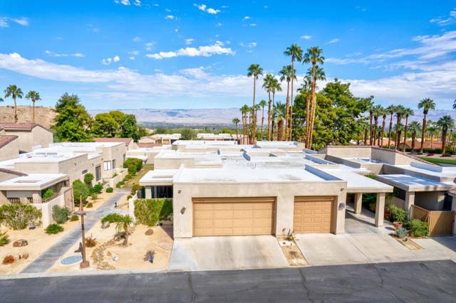 72516 Sandstone Lane, Palm Desert CA: https://media.crmls.org/mediaz/0cfc09d8-abb2-4f3e-a314-b01334a697ae.jpg