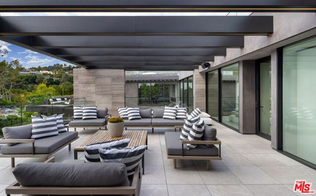 615 N Faring Road, Los Angeles CA: https://media.crmls.org/mediaz/0cfd280d-5880-46a8-9ea7-adcaaf4c5e2b.jpg