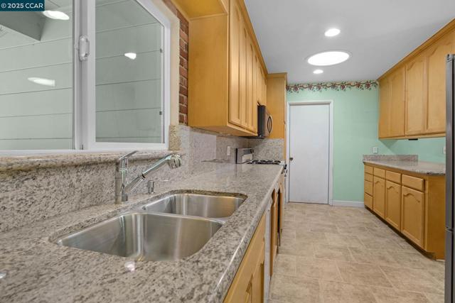 1801 Whitman Rd, Concord CA: https://media.crmls.org/mediaz/0cfd8fe4-4221-4fdd-94fb-cd5b57dda139.jpg