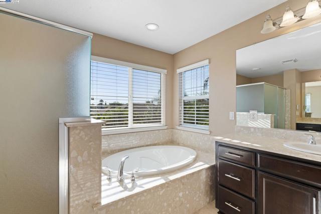 2255 Sugarloaf Ct, Brentwood CA: https://media.crmls.org/mediaz/0cfda483-52a7-4e64-a6f3-abd1ec5c83dd.jpg