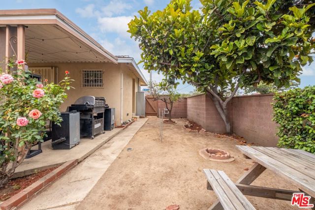 10725 S 8th Avenue, Inglewood CA: https://media.crmls.org/mediaz/0cfe4b9f-ca4d-4ece-b628-1245c6920c28.jpg