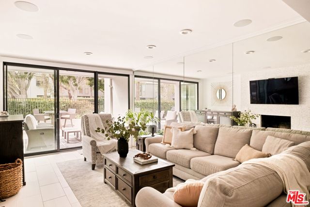 2940 Neilson Way, Santa Monica CA: https://media.crmls.org/mediaz/0cfe8544-f049-4682-bb63-f3098e674eb7.jpg