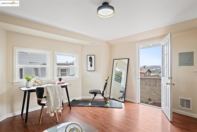 262 Byxbee St, San Francisco CA: https://media.crmls.org/mediaz/0cfeed7b-1fc9-429f-b9cf-2ec459da3bb2.jpg