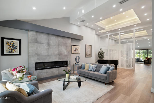 4428 Oakwood Avenue, La Canada Flintridge CA: https://media.crmls.org/mediaz/0cff4ef7-7a8b-4537-8bc1-50b532ff5ee3.jpg
