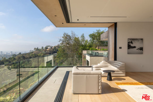 5 Bed Home for Sale in Los Angeles, California