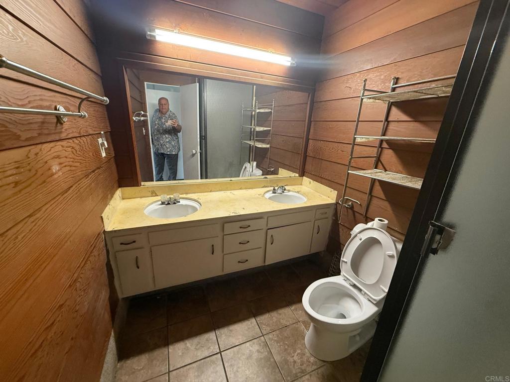 https://media.crmls.org/mediaz/0cffd34c-3c9e-45e2-be44-e238d76dd569.jpg?preset=X-Large