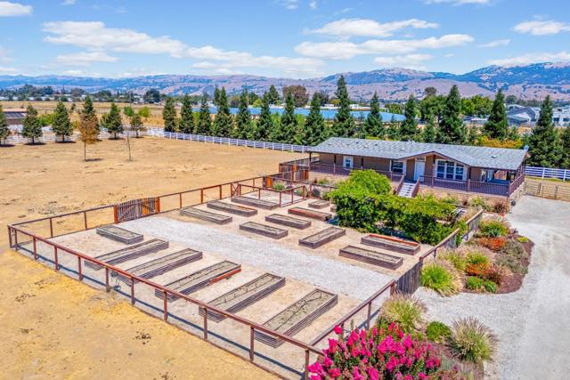 12320 Highland Estates Lane, San Martin CA: https://media.crmls.org/mediaz/0d013c68-c924-4764-bcc0-0f972225a3fe.jpg