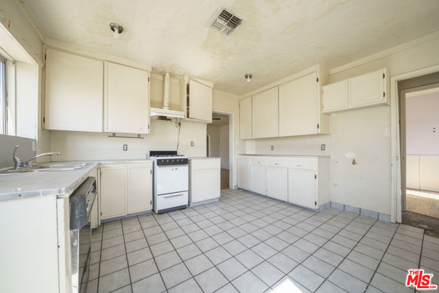 4804 La Canada Boulevard, La Canada Flintridge CA: https://media.crmls.org/mediaz/0d01789f-10e9-41ac-8501-a836031543d0.jpg