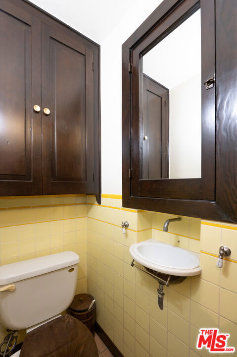 6655 Emmet Terrace, Los Angeles CA: https://media.crmls.org/mediaz/0d022807-b9ef-4f75-a7ec-353f56bb4386.jpg