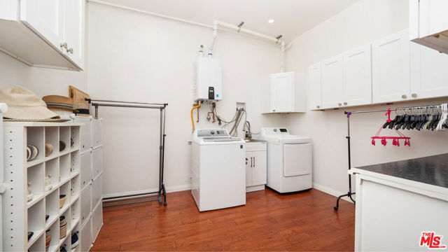 2655 Saxon Drive, Los Angeles CA: https://media.crmls.org/mediaz/0d02d2ca-91f9-48d8-8245-4999652a42ee.jpg