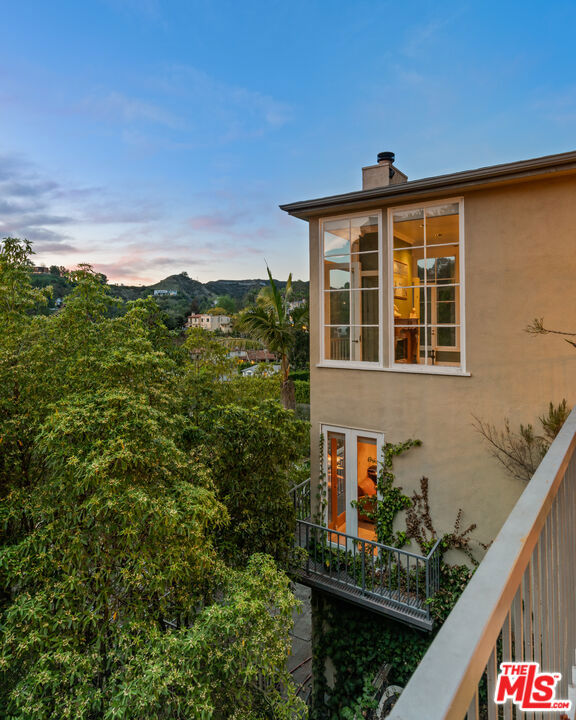 9430 Readcrest Drive, Beverly Hills CA: https://media.crmls.org/mediaz/0d030cc4-fe65-4538-979b-20c00316efe0.jpg