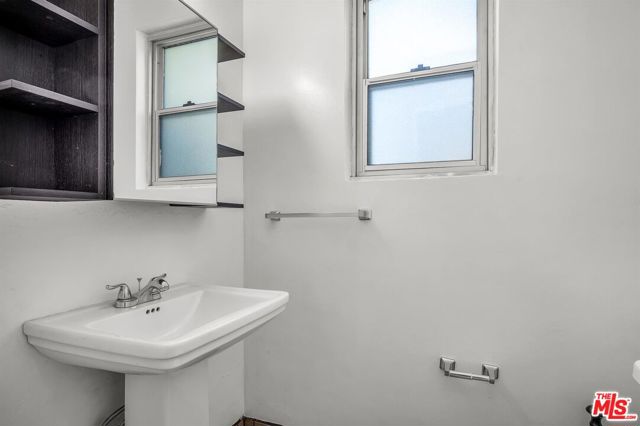 1050 N Laurel Avenue, West Hollywood CA: https://media.crmls.org/mediaz/0d040990-43f5-410a-9e37-6200c241bd53.jpg