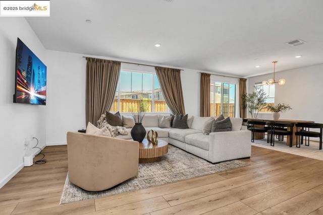 3007 Architect Ct, Vacaville CA: https://media.crmls.org/mediaz/0d050604-16fe-4e4d-9084-25950370d551.jpg