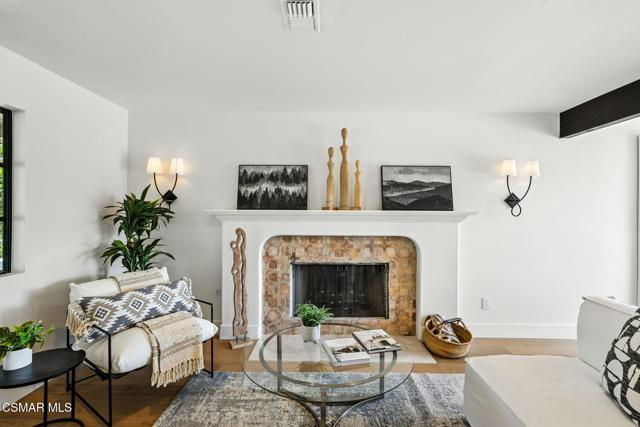30670 Passageway Place, Agoura Hills CA: https://media.crmls.org/mediaz/0d050f3c-da64-4ffe-8e16-197783684464.jpg