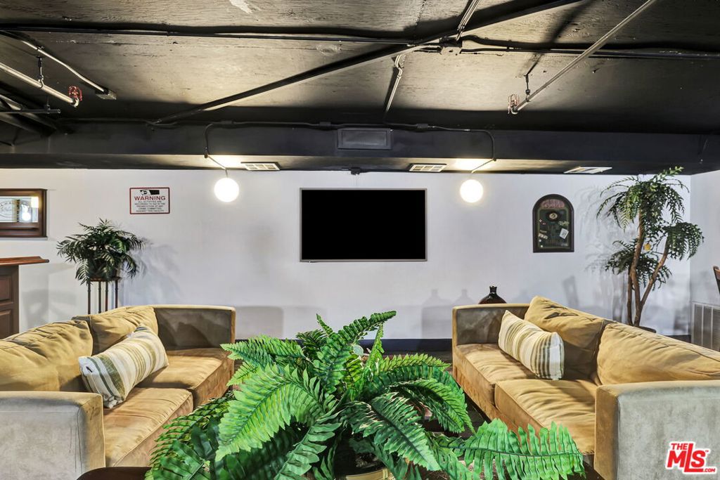 https://media.crmls.org/mediaz/0d05905d-4707-4095-a254-03278ee0a1fb.jpg?preset=X-Large