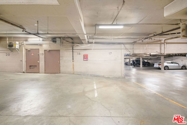 1010 Hammond Street, West Hollywood CA: https://media.crmls.org/mediaz/0d06e7a8-c7c1-41ea-99ad-50db2251708b.jpg