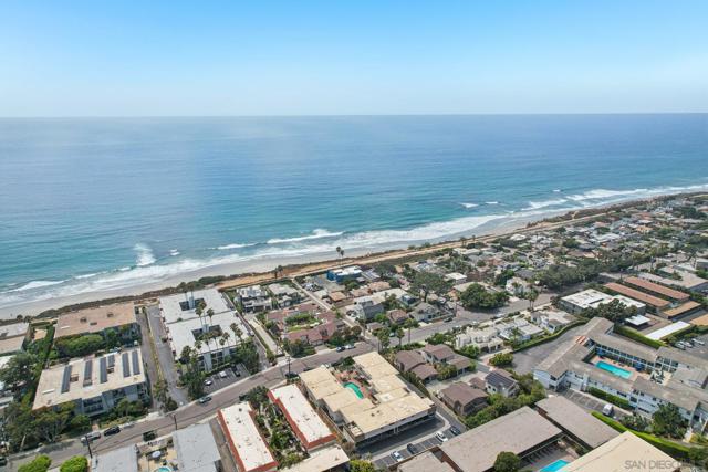 519 Stratford Ct, Del Mar CA: https://media.crmls.org/mediaz/0d06fe52-da24-4835-adfb-7c2e784c2062.jpg