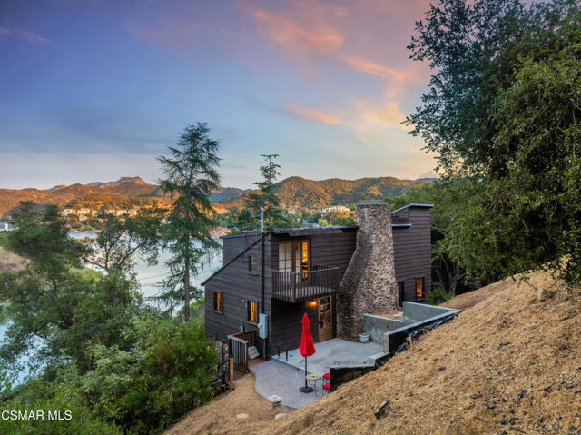 141 Lake Sherwood Drive, Lake Sherwood CA: https://media.crmls.org/mediaz/0d07b903-0520-4872-a3f6-2cfb12ceb97a.jpg