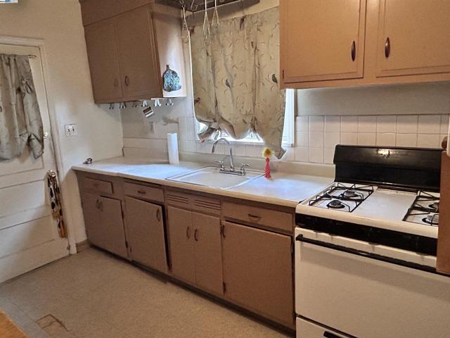 3657 Madrone Ave, Oakland CA: https://media.crmls.org/mediaz/0d07bc8d-4759-46c0-9104-1407d75699ff.jpg