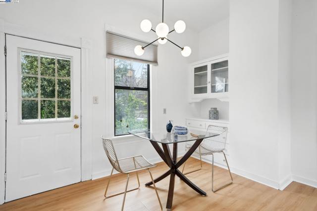 1572 Lincoln Ave, Alameda CA: https://media.crmls.org/mediaz/0d07cacd-8a53-48ef-be96-57018dfe63d9.jpg
