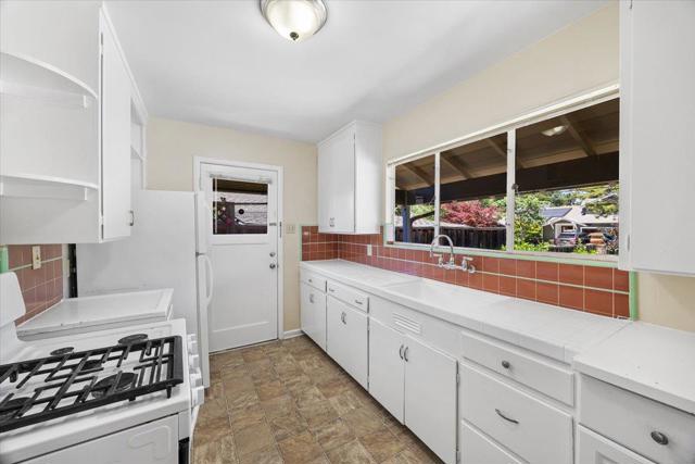 440 Rutherford Avenue, Redwood City CA: https://media.crmls.org/mediaz/0d082059-ee62-4934-86e4-6acef965b26d.jpg