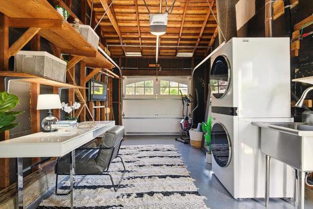 843 15th Avenue, Menlo Park CA: https://media.crmls.org/mediaz/0d08254d-ce51-4bad-8190-6d7cfc9fba68.jpg