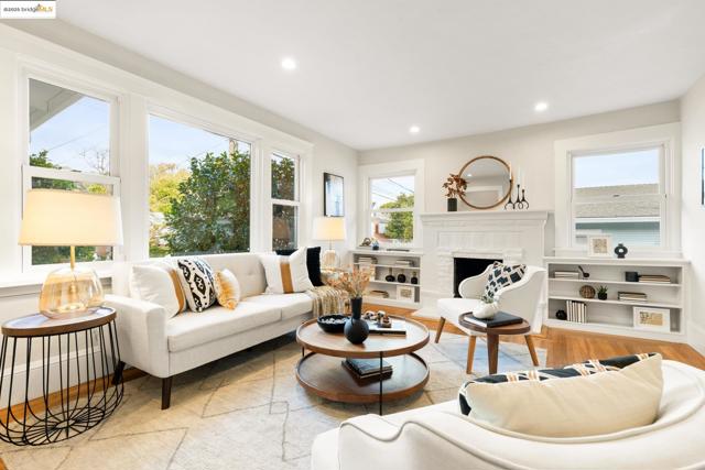 2941 Madeline St, Oakland CA: https://media.crmls.org/mediaz/0d08da9d-39ef-4fab-a252-cabfe80bf4c6.jpg