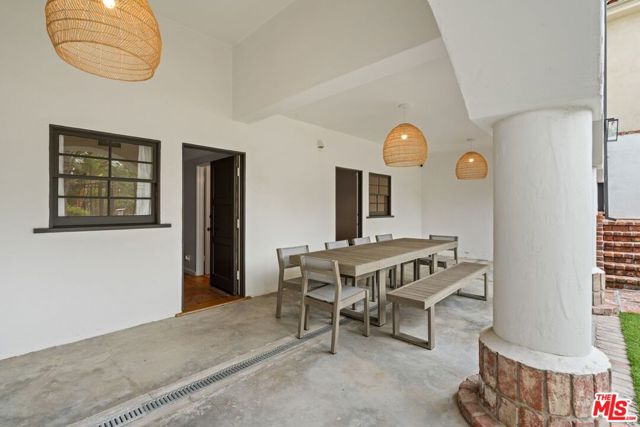 15257 Encanto Drive, Sherman Oaks CA: https://media.crmls.org/mediaz/0d0a16df-3167-434c-8c24-977a53642c0e.jpg