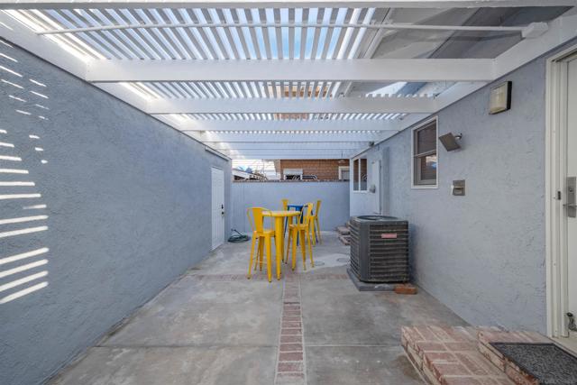 206 E E Oceanfront, Newport Beach CA: https://media.crmls.org/mediaz/0d0adf5f-836c-413e-b860-81d41c153e97.jpg