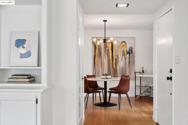 679 Mandana Blvd, Oakland CA: https://media.crmls.org/mediaz/0d0b30c1-372c-4d09-a864-a978d14310f6.jpg