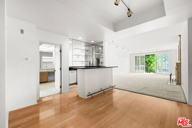 4454 Ventura Canyon Avenue, Sherman Oaks CA: https://media.crmls.org/mediaz/0d0bb852-632b-4318-a3a1-30d664e08935.jpg