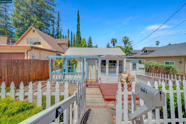 881 Merle Ave, Martinez CA: https://media.crmls.org/mediaz/0d0c0cc1-ecb4-4c27-af53-fa1f46748f78.jpg