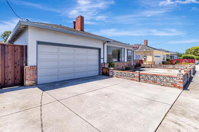 624 Filbert Street, Half Moon Bay CA: https://media.crmls.org/mediaz/0d0c19dc-7b39-46b5-8aff-c30a83f3b979.jpg