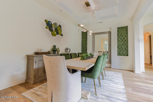 6981 Shadow Wood Drive, Moorpark CA: https://media.crmls.org/mediaz/0d0c3580-b0db-4265-bdf6-d7eb5ed95cc5.jpg