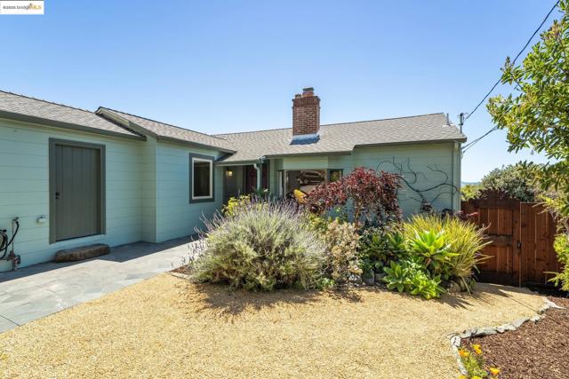 917 Avis Dr, El Cerrito CA: https://media.crmls.org/mediaz/0d0c6ca9-f073-4799-99d5-8725a247bb6b.jpg